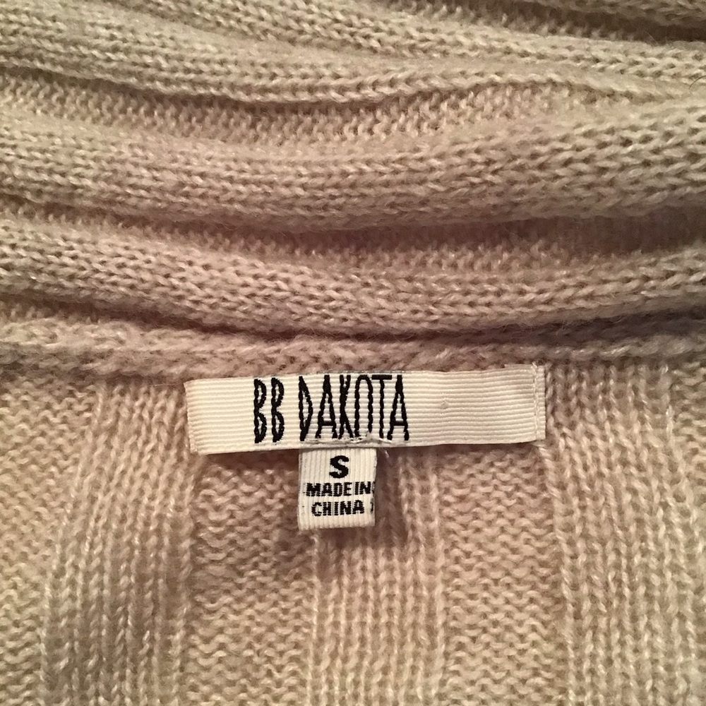 BB Dakota Long sweater wrap, small, EUC - Picture 6 of 8